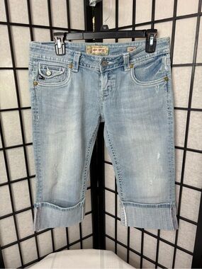 MEK Light Wash Burmuda/Capri shorts - Women - Size 29